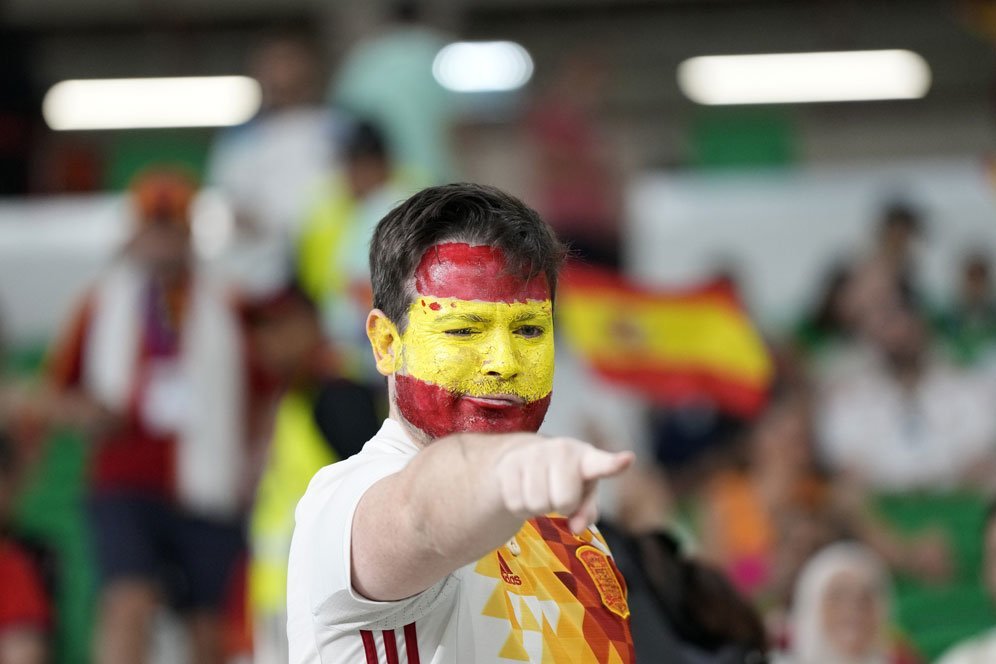 Suporter Spanyol dalam laga kontra Kosta Rika di Piala Dunia 2022 Qatar pada Kamis (23/11/2022). (c) AP Photo/Alessandra Tarantino