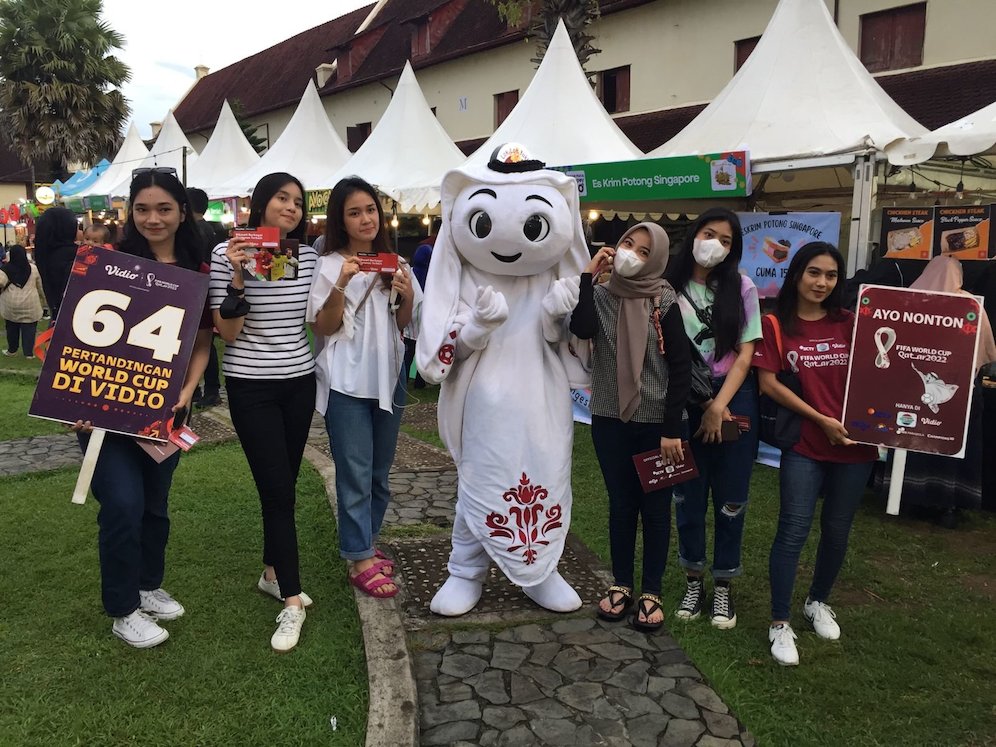 Para pengunjung Makassar Culinary Night pada antusias bertemu dengan Laeeb (c) SCM