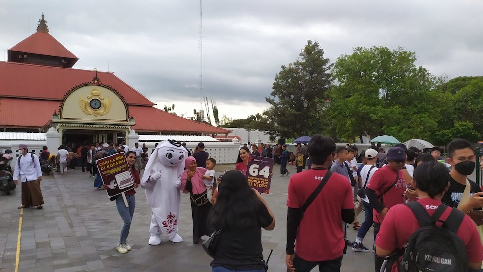 Laeeb berpose dengan ibu dan anaknya di area Alun-alun Kidul Yogyakarta. (c) SCM