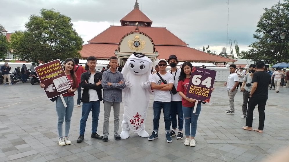 Laeeb berpose dengan sejumlah pengunjung di Alun-alun Kidul Yogyakarta. (c) SCM