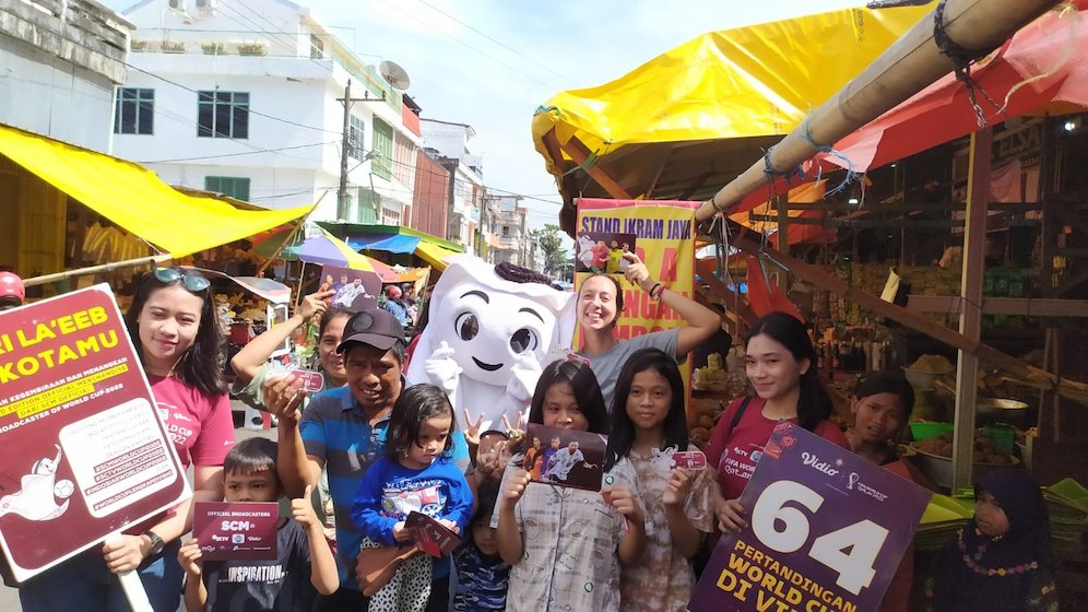Para pengunjung pasar Terong antusias bertemu dan berfoto dengan Laeeb (c) SCM