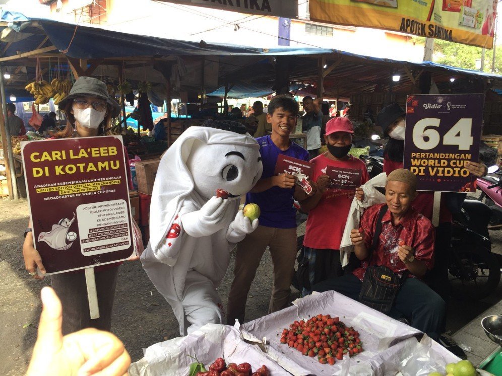 Laeeb menyapa warga di Pasar Anyar Bogor, Sabtu (19/11/2022) (c) SCM
