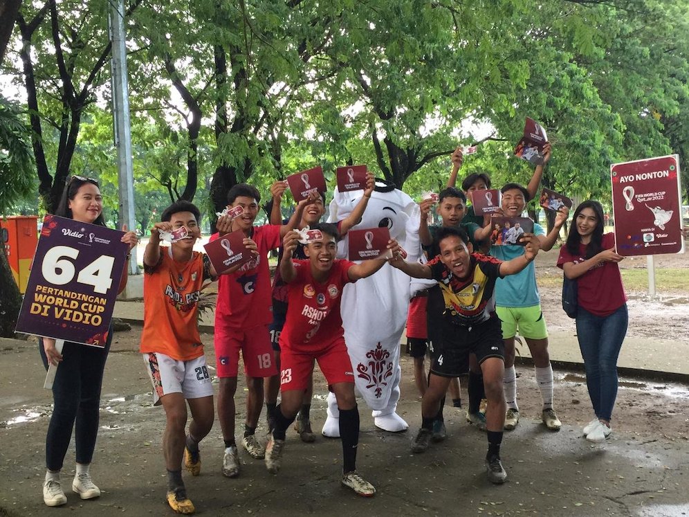 Selebrasi Laeeb bersama para pesepakbola muda di Lapangan Karebosi, Makassar. (c) SCM