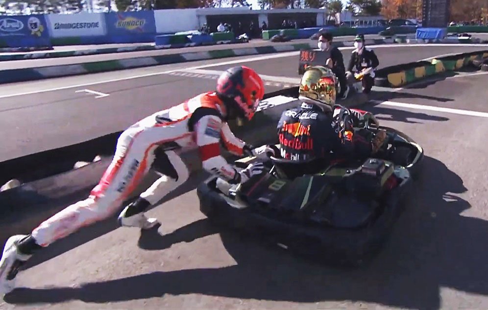 Marc Marquez mendorong Max Verstappen saat pit stop dalam balapan gokart Honda Thanks Day 2022. (c) YouTube/Honda Racing Global