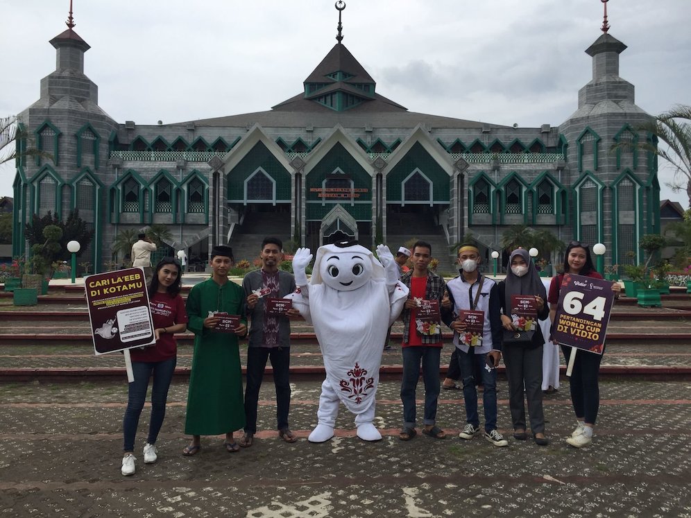 Laeeb berfoto bersama sejumlah jamaah di depan Masjid Al Markaz Al Islami, Makassar. (c) SCM