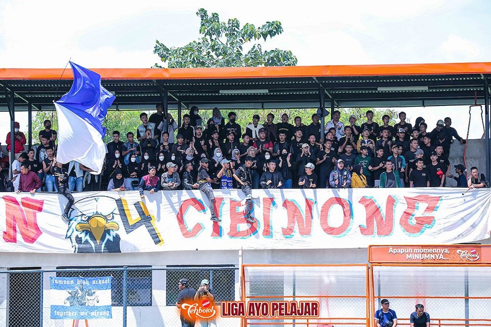 Pendukung SMAN 4 Cibinong menyemangati tim kesayangan mereka di partai final Teh Botol Sosro Liga AYO Pelajar Bogor 2022 (c) Liga Ayo Official