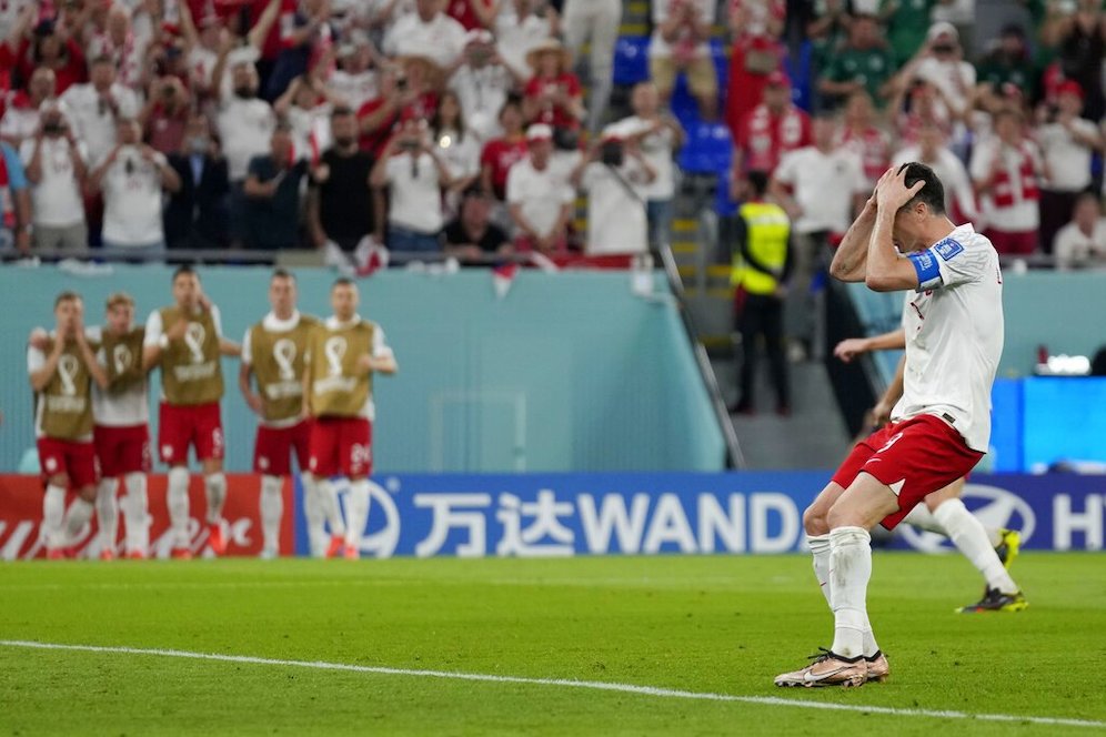 Piala Dunia 2022: Reaksi striker Polandia, Robert Lewandowski setelah penaltinya ditepis kiper Meksiko, Guillermo Ochoa (c) AP Photo/Aijaz Rahi