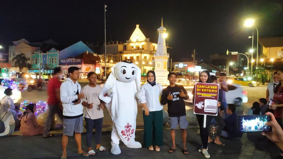 Berkunjung ke Yogyakarta tak lengkap rasanya bagi Laeeb jika tidak berfoto di depan Tugu Yogyakarta. (c) SCM
