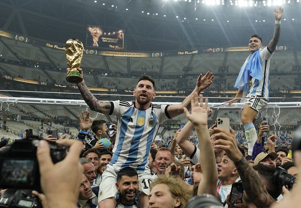 Para pemain Timnas Argentina merayakan gelar juara Piala Dunia 2022 Qatar usai membekuk Prancis di final, Minggu (18/12/2022). (c) AP Photo/Martin Meissner