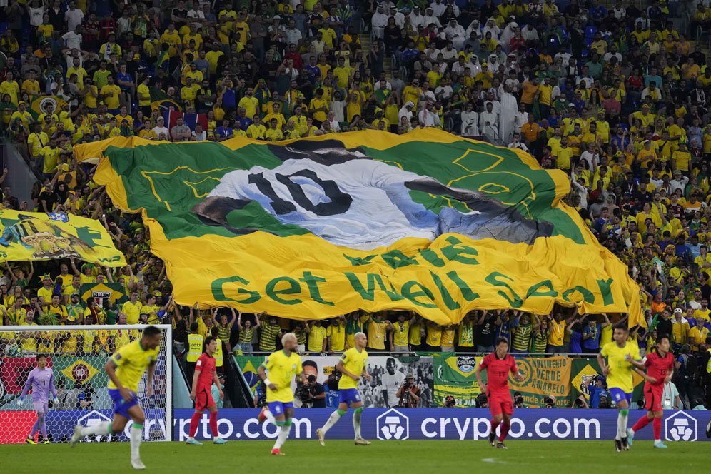 Suporter Brasil dalam laga kontra Korea Selatan di babak 16 besar Piala Dunia 2022 Qatar pada Selasa (6/12/2022) dini hari WIB. (c) AP Photo/Manu Fernandez