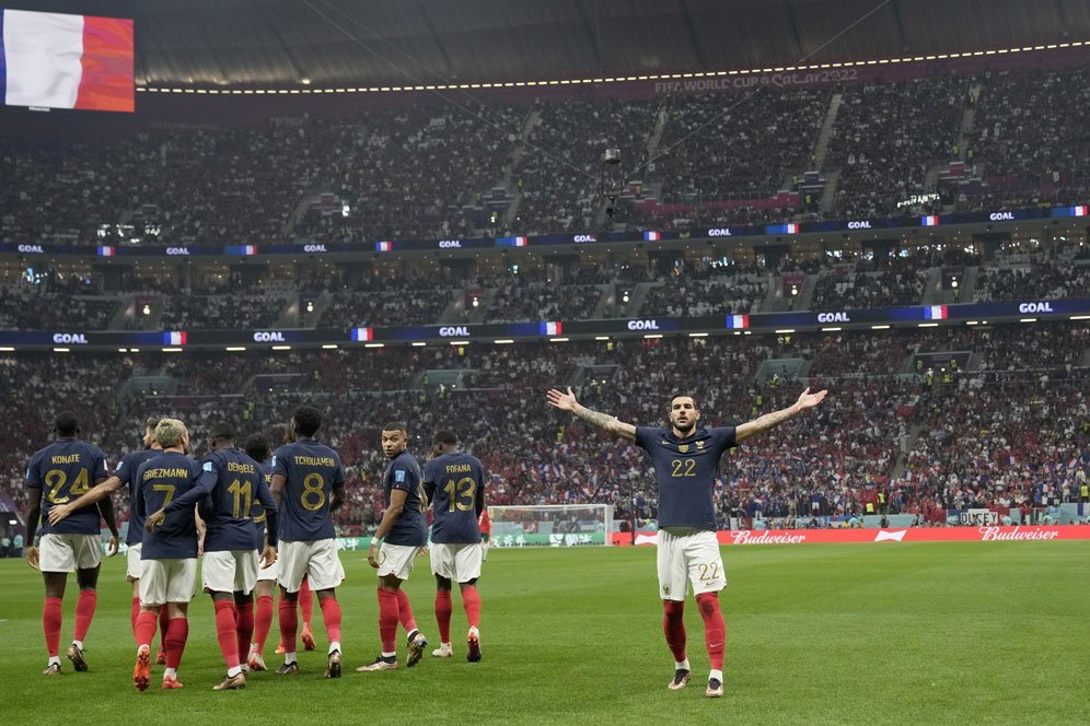 Selebrasi Theo Hernandez usai mencetak gol dalam laga kontra Maroko di semifinal Piala Dunia 2022 Qatar, Kamis (15/12/2022) dini hari WIB. (c) AP Photo/Christophe Ena