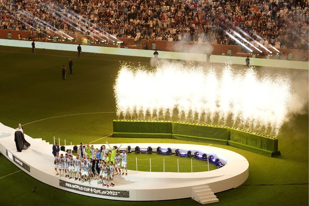 Para pemain Timnas Argentina merayakan gelar juara Piala Dunia 2022 Qatar usai membekuk Prancis di final, Minggu (18/12/2022). (c) AP Photo/Francisco Seco