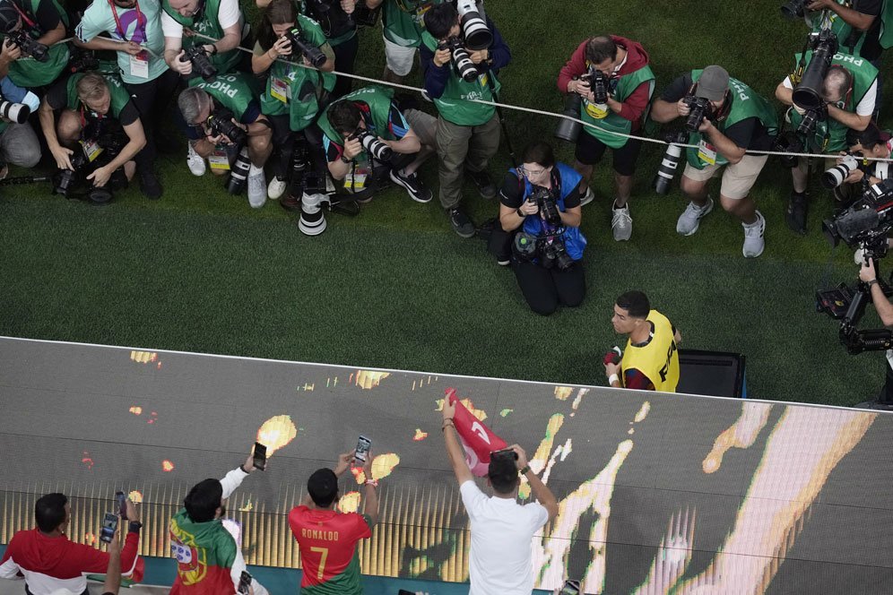 Suporter Portugal dalam laga kontra Swiss di babak 16 besar Piala Dunia 2022 Qatar pada Rabu (7/12/2022) dini hari WIB. (c) AP Photo/Thanassis Stavrakis