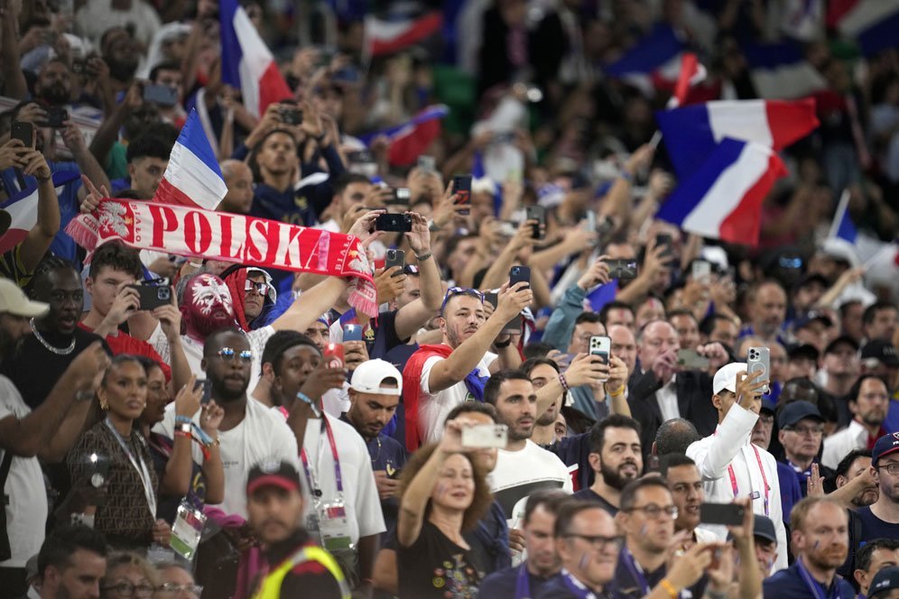 Suporter Polandia dan Prancis di babak 16 besar Piala Dunia 2022 Qatar pada Minggu (4/12/2022). (c) AP Photo/Natacha Pisarenko