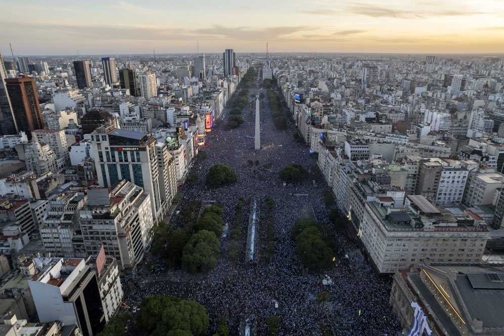 Suporter Argentina di Buenos Aires merayakan gelar juara Piala Dunia 2022 Qatar, Minggu (18/12/2022). (c) AP Photo/Rodrigo Abd