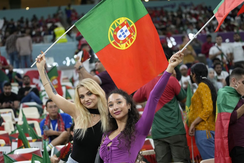 Suporter Portugal dalam laga kontra Swiss di babak 16 besar Piala Dunia 2022 Qatar pada Rabu (7/12/2022) dini hari WIB. (c) AP Photo/Darko Bandic