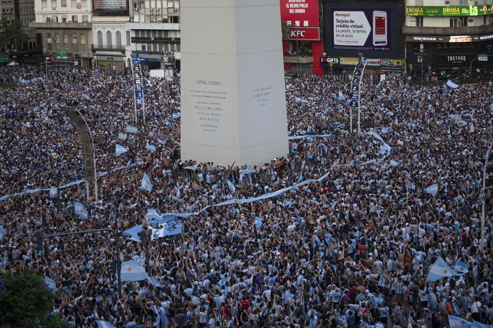 Supoter Argentina dalam laga kontra Maroko dalam semifinal Piala Dunia 2022 pada Rabu (14/12/2022) dini hari WIB. (c) AP Photo/Victor R. Caivano