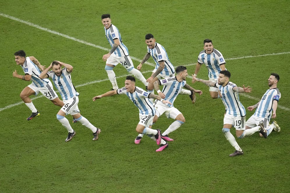 Para pemain Timnas Argentina merayakan gelar juara Piala Dunia 2022 Qatar usai membekuk Prancis di final, Minggu (18/12/2022). (c) AP Photo/Christophe Ena