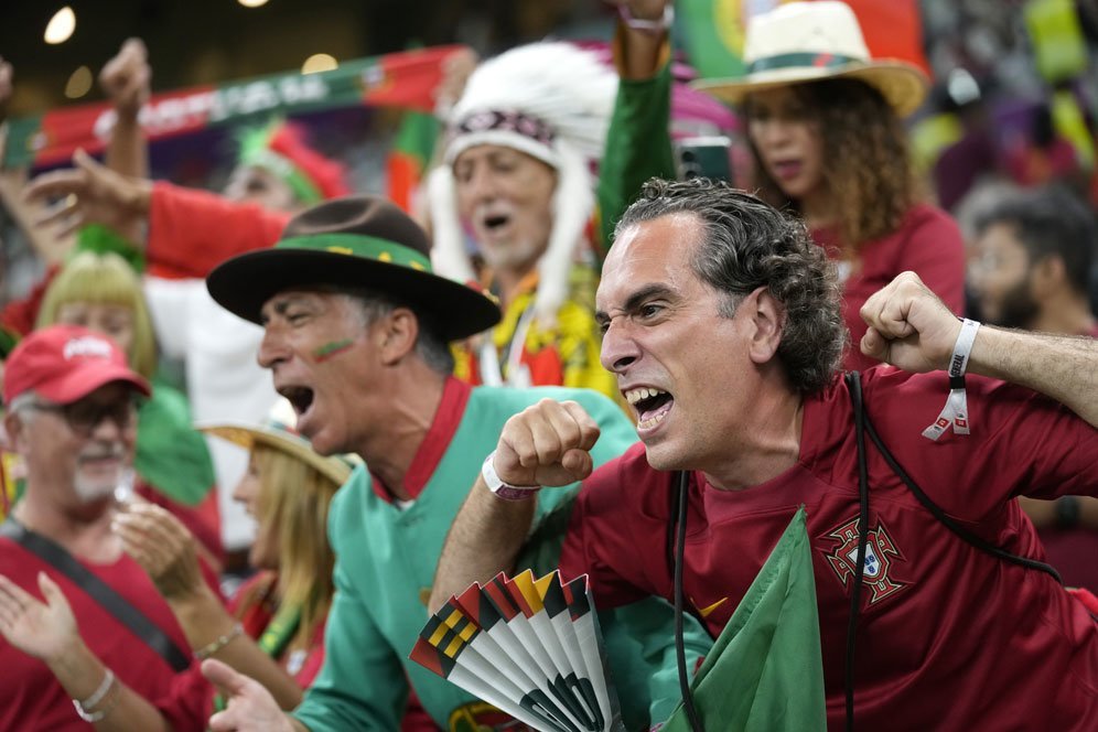 Suporter Portugal dalam laga kontra Swiss di babak 16 besar Piala Dunia 2022 Qatar pada Rabu (7/12/2022) dini hari WIB. (c) AP Photo/Darko Bandic