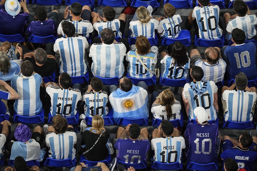 Suporter Argentina dalam laga ketiga Grup C Piala Dunia 2022 kontra Polandia pada Kamis (1/12/2022) dini hari WIB. (c) AP Photo/Pavel Golovkin