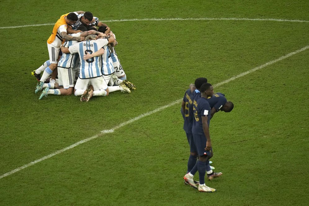 Para pemain Timnas Argentina merayakan gelar juara Piala Dunia 2022 Qatar usai membekuk Prancis di final, Minggu (18/12/2022). (c) AP Photo/Francisco Seco