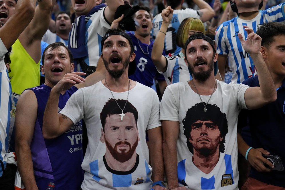 Supoter Argentina dalam laga kontra Maroko dalam semifinal Piala Dunia 2022 pada Rabu (14/12/2022) dini hari WIB. (c) AP Photo/Natacha Pisarenko