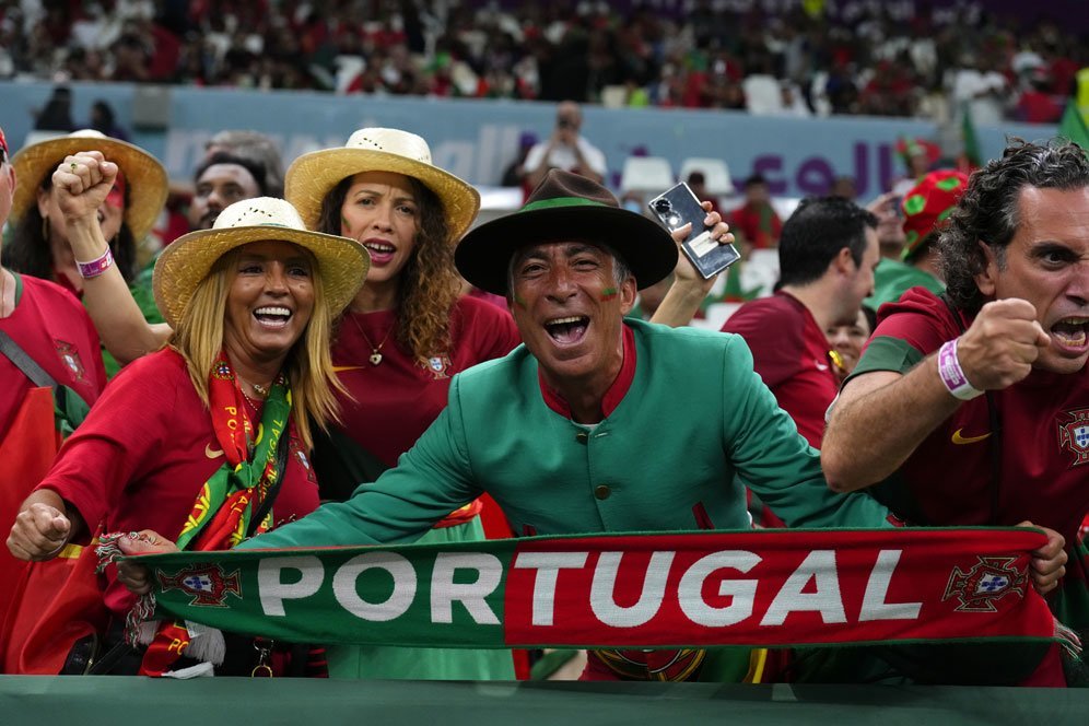 Suporter Portugal dalam laga kontra Swiss di babak 16 besar Piala Dunia 2022 Qatar pada Rabu (7/12/2022) dini hari WIB. (c) AP Photo/Natacha Pisarenko