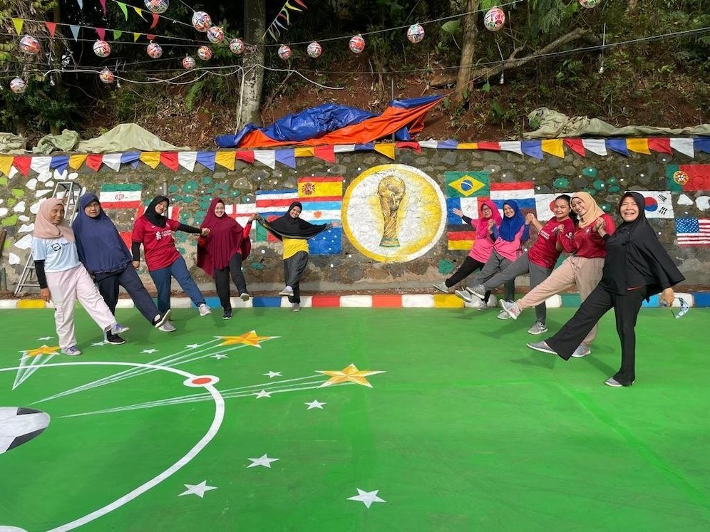 Suasana Warga Cluster Cemara Depok Maharaja di kampung yang mereka hias bertema Piala Dunia 2022 (c) SCM