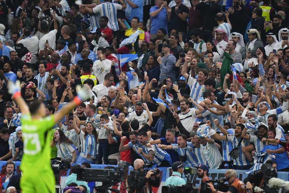 Supoter Argentina dalam laga kontra Maroko dalam semifinal Piala Dunia 2022 pada Rabu (14/12/2022) dini hari WIB. (c) AP Photo/Petr David Josek