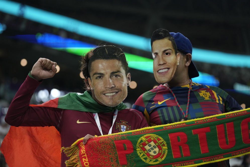 Suporter Portugal dalam laga kontra Swiss di babak 16 besar Piala Dunia 2022 Qatar pada Rabu (7/12/2022) dini hari WIB. (c) AP Photo/Darko Bandic