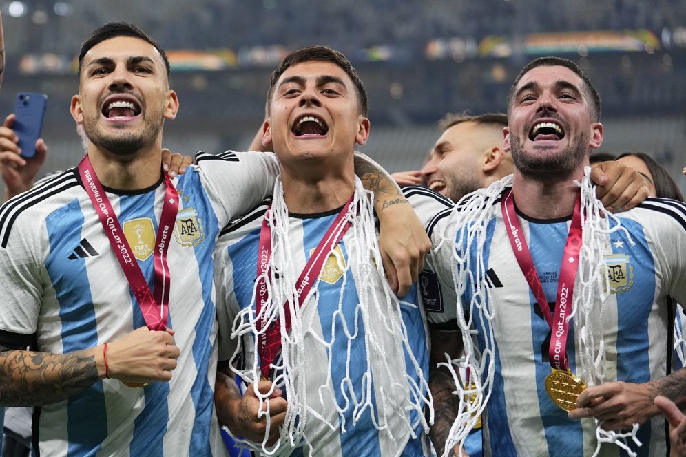 Leandro Paredes, Paulo Dybala, dan Rodrigo De Paul merayakan gelar juara Piala Dunia 2022 Qatar usai membekuk Prancis di final, Minggu (18/12/2022). (c) AP Photo/Manu Fernandez