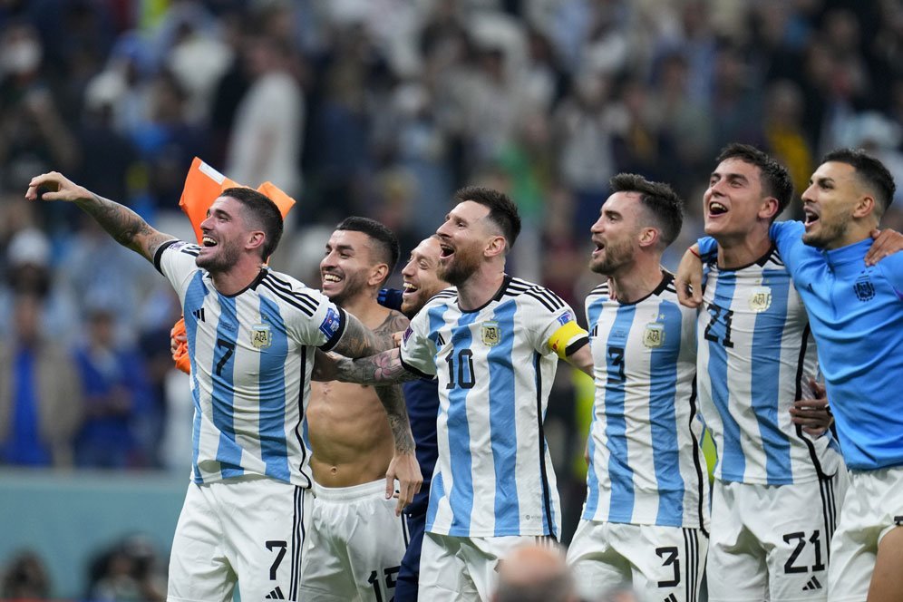 Timnas Argentina merayakan kemenangan atas Maroko dalam semifinal Piala Dunia 2022 pada Rabu (14/12/2022) dini hari WIB. (c) AP Photo/Natacha Pisarenko