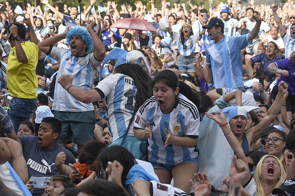 Suporter Argentina dalam laga ketiga Grup C Piala Dunia 2022 kontra Polandia pada Kamis (1/12/2022) dini hari WIB. (c) AP Photo/Gustavo Garello