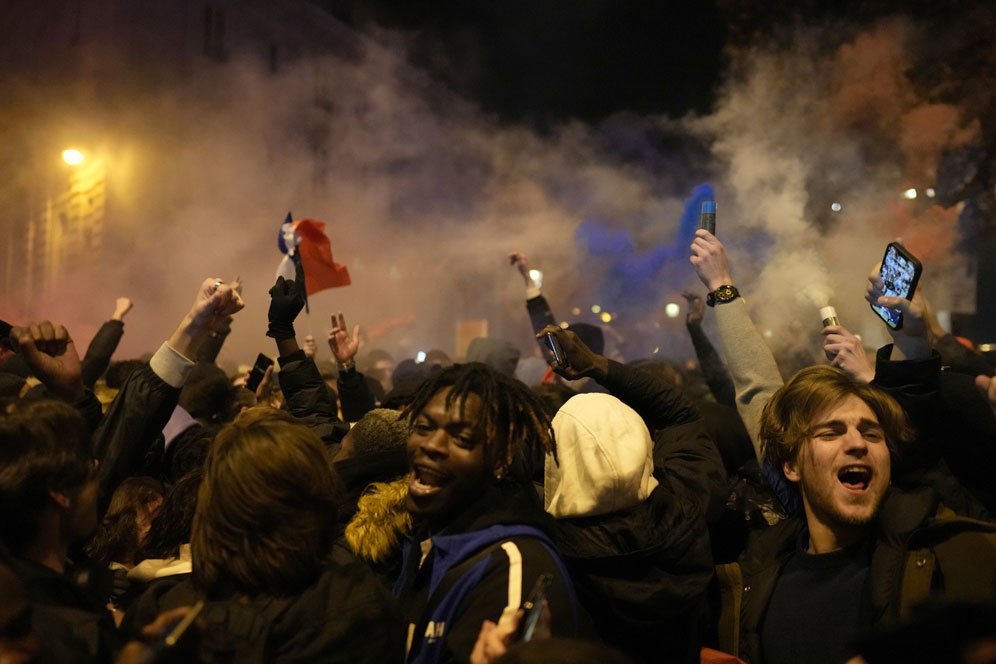 Suporter Prancis dalam laga kontra Maroko di semifinal Piala Dunia 2022 Qatar, Kamis (15/12/2022) dini hari WIB. (c) AP Photo/Thibault Camus