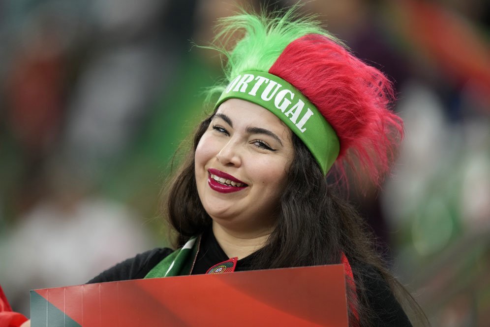 Suporter Portugal dalam laga kontra Swiss di babak 16 besar Piala Dunia 2022 Qatar pada Rabu (7/12/2022) dini hari WIB. (c) AP Photo/Darko Bandic