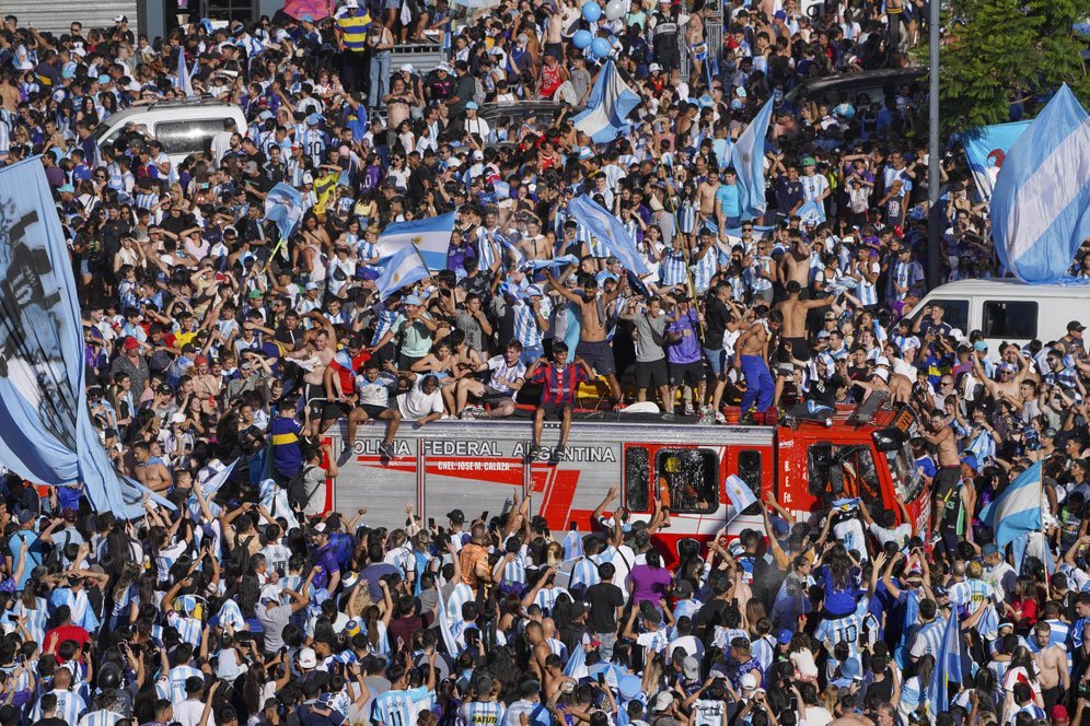 Suporter Argentina di Buenos Aires merayakan gelar juara Piala Dunia 2022 Qatar, Minggu (18/12/2022). (c) AP Photo/Matilde Campodonico