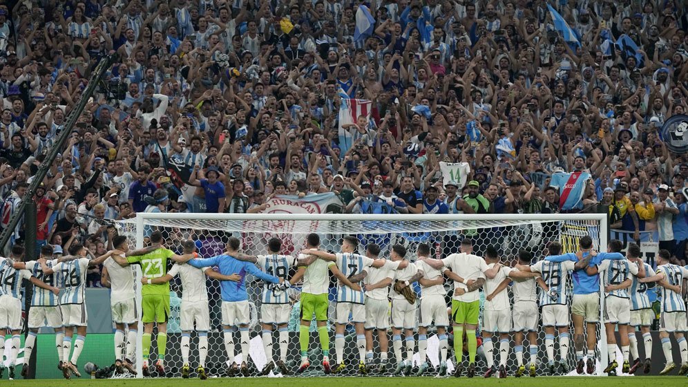 Timnas Argentina merayakan kemenangan atas Maroko dalam semifinal Piala Dunia 2022 pada Rabu (14/12/2022) dini hari WIB. (c) AP Photo/Martin Meissner