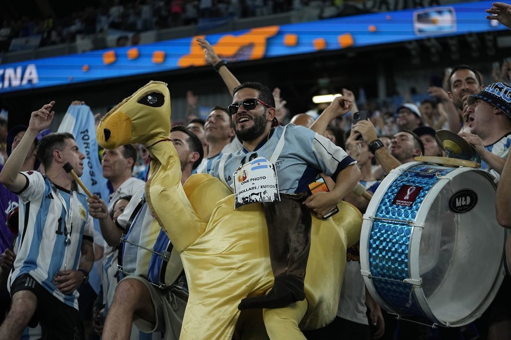 Suporter Argentina dalam laga ketiga Grup C Piala Dunia 2022 kontra Polandia pada Kamis (1/12/2022) dini hari WIB. (c) AP Photo/Jorge Saenz