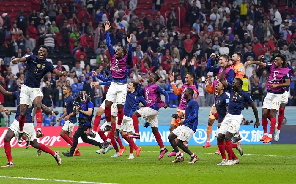 Selebrasi Timnas Prancis usai membekuk Maroko di semifinal Piala Dunia 2022 Qatar, Kamis (15/12/2022) dini hari WIB. (c) AP Photo/Manu Fernandez