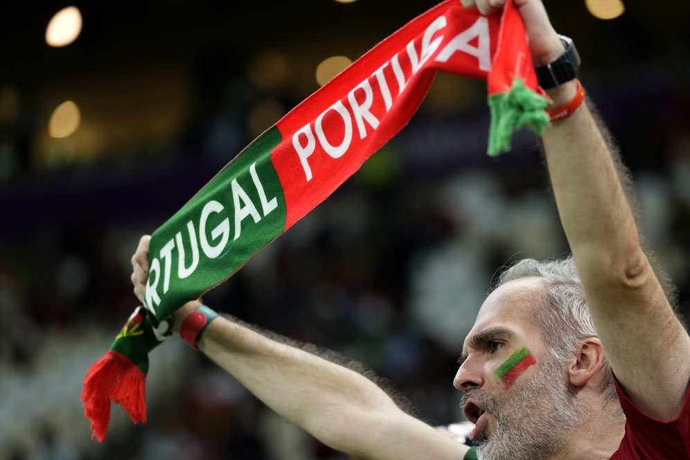 Suporter Portugal dalam laga kontra Swiss di babak 16 besar Piala Dunia 2022 Qatar pada Rabu (7/12/2022) dini hari WIB. (c) AP Photo/Darko Bandic
