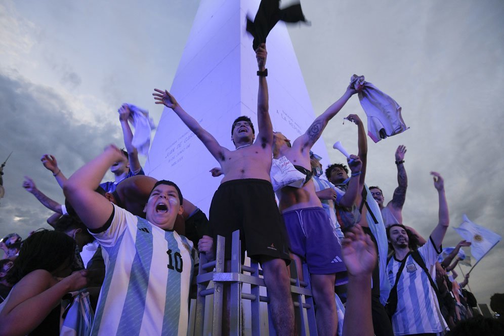 Suporter Argentina dalam laga ketiga Grup C Piala Dunia 2022 kontra Polandia pada Kamis (1/12/2022) dini hari WIB. (c) AP Photo/Gustavo Garello