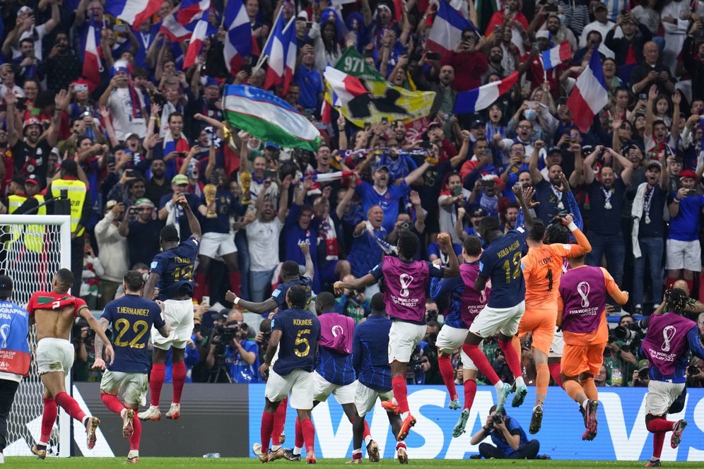 Selebrasi Timnas Prancis usai membekuk Maroko di semifinal Piala Dunia 2022 Qatar, Kamis (15/12/2022) dini hari WIB. (c) AP Photo/Natacha Pisarenko