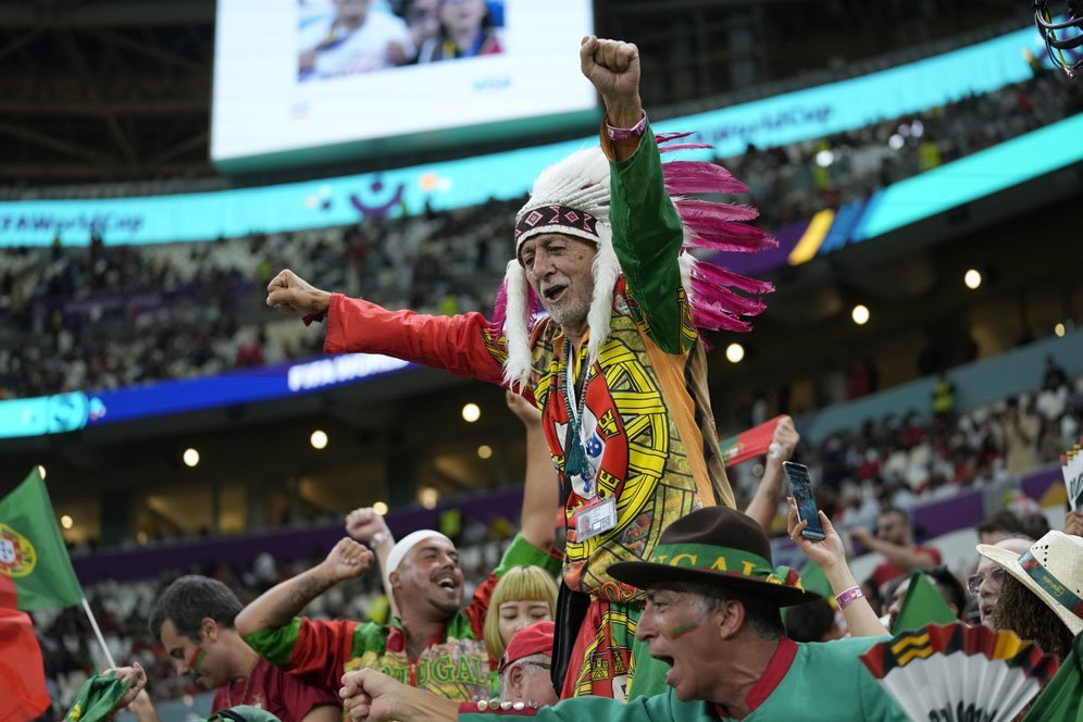 Suporter Portugal dalam laga kontra Swiss di babak 16 besar Piala Dunia 2022 Qatar pada Rabu (7/12/2022) dini hari WIB. (c) AP Photo/Darko Bandic