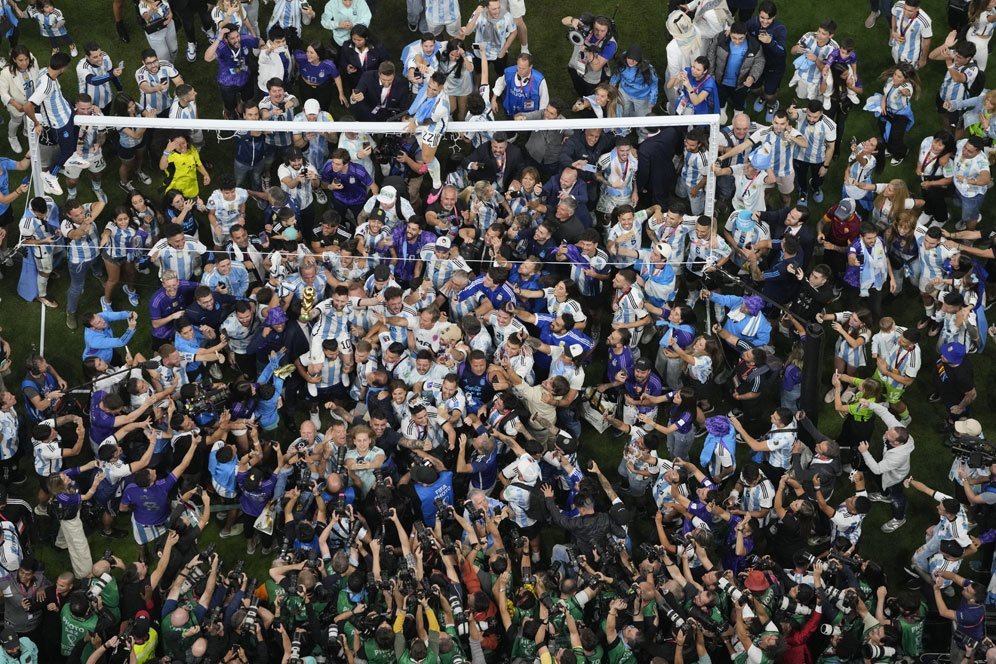 Para pemain Timnas Argentina merayakan gelar juara Piala Dunia 2022 Qatar usai membekuk Prancis di final, Minggu (18/12/2022). (c) AP Photo/Thanassis Stavrakis