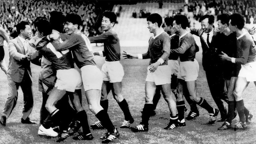 Korea Utara. Korea Utara tercatat telah dua kali lolos ke putaran final Piala Dunia, yaitu pada edisi 1966 dan 2010. Dalam dua edisi tersebut, Korea Utara berhasil satu kali lolos dari fase grup di edisi 1966 dan menjadi negara asia pertama yang mampu lolos dari fase grup. Korea Utara melaju hingga babak kedua alias perempatfinal (Piala Dunia masih diikuti oleh 16 negara) dan tersingkir usai kalah 3-5 dari Portugal meski sempat memimpin 3-0 terlebih dahulu. (c) AFP/Staff