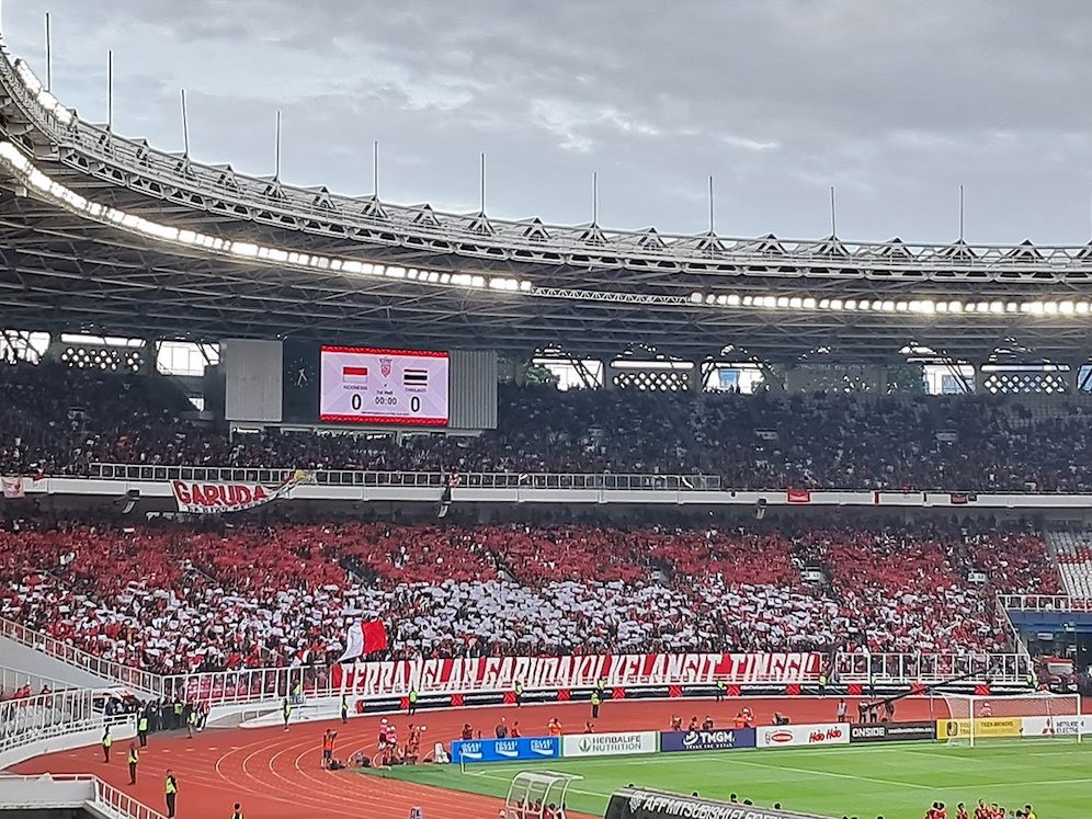 Koreografi Merah-Putih dibuat pendukung timnas Indonesia di SUGBK, Kamis (29/12/2022) (c) Bola.net/Fitri Apriani