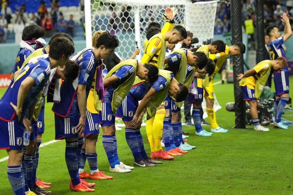 Para pemain Jepang membungkukkan badan di hadapan para suporternya usai kalah dari Kroasia di babak 16 besar Piala Dunia 2022 (c) AP Photo/Francisco Seco