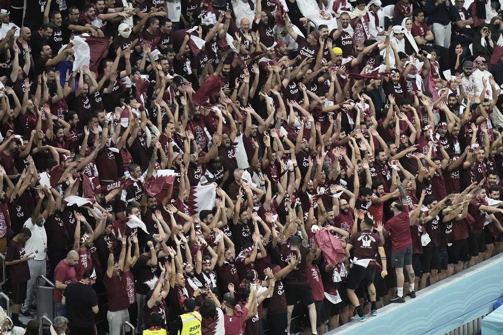 Suporter Qatar dalam laga kontra Ekuador di Grup A Piala Dunia 2022 pada Minggu (20/11/2022). (c) AP Photo/Hassan Ammar