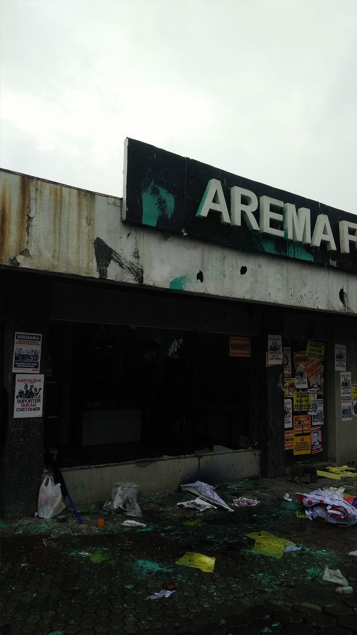 Kondisi Official Store Arema FC usai terjadi perusakan oleh sejumlah orang pada Minggu (29/1/2023) WIB. (c) Bola.net/Dendy Gandakusumah