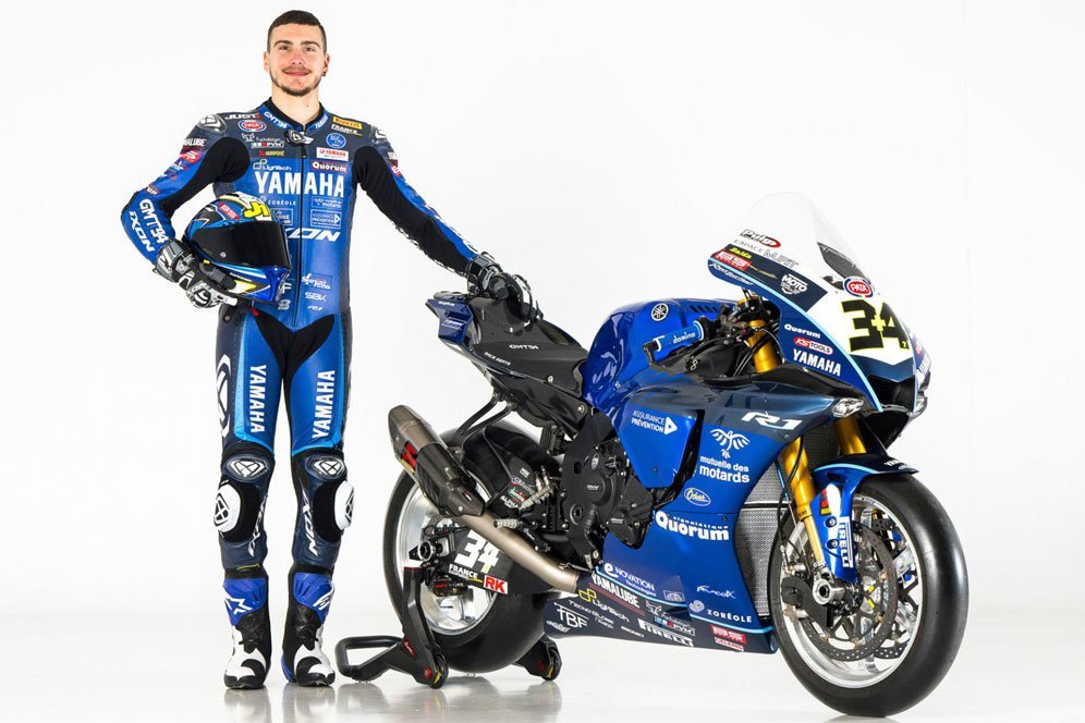 Pembalap GMT94 Yamaha WorldSBK, Lorenzo Baldassarri, beserta motor YZR-F1 miliknya di WorldSBK 2023. (c) Yamaha Racing